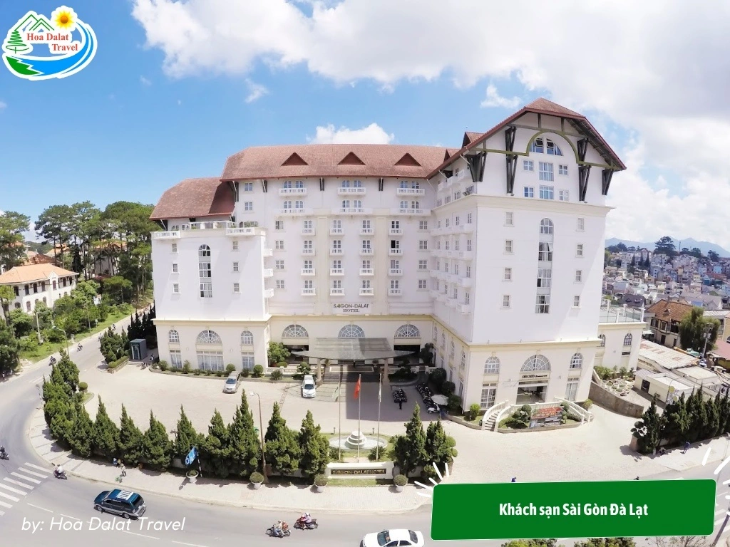 Khách sạn Sài Gòn Đà Lạt với kiến trúc hiện đại pha chút cổ điển sang trọng, nổi bật giữa lòng thành phố