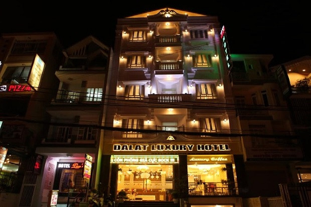 Khách sạn Đà Lạt Luxury với tòa nhà 4 tầng vững chãi trên đường Bùi Thị Xuân