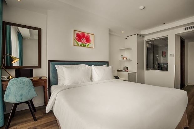Hồ bơi ngoài trời hiện đại tại Adaline Hotel & Suite, một trong những khách sạn trung tâm Đà Nẵng giá rẻ nổi bật