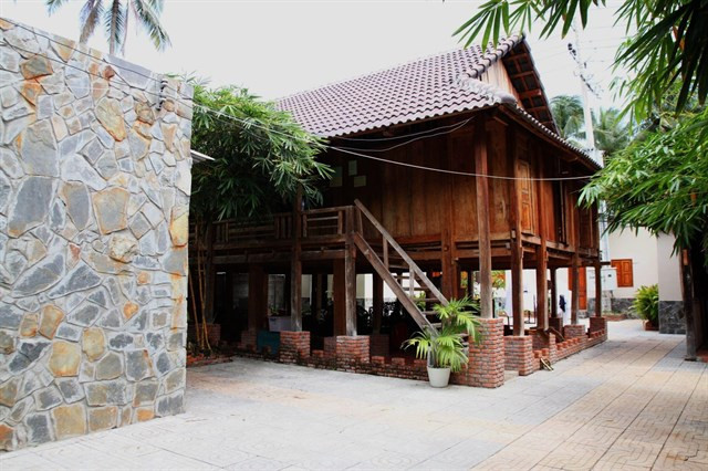 Khách sạn giá rẻ tại Phan Thiết 1 &amp; 10 Hotel nhìn từ ngoài được thiết kế với phong cách nhà sàn Tây Nguyên