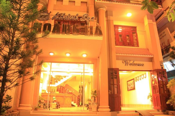 Khách sạn giá rẻ tại Phan Thiết Hoang Ha - Tar Hotel ban đêm rất sang chảnh