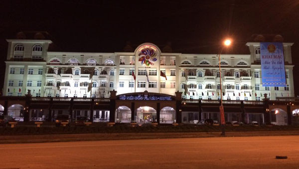 Khách sạn Hồ Núi Cốc Plaza rực rỡ ánh đèn về đêm, tạo nên vẻ đẹp lung linh bên hồ, là điểm nghỉ dưỡng cao cấp ở Thái Nguyên.