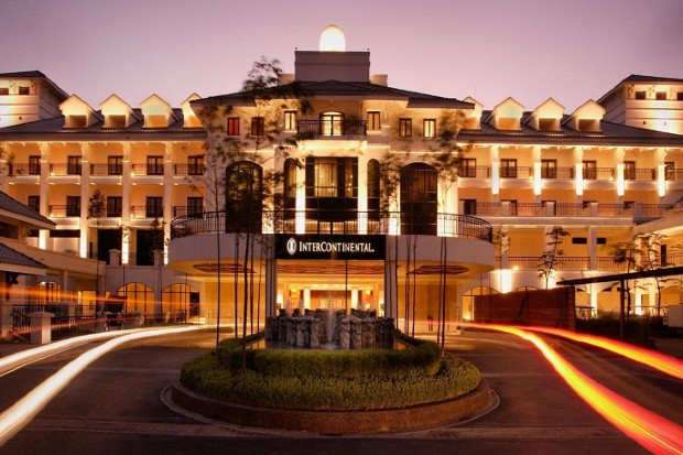 Khách sạn InterContinental Hà Nội Westlake với kiến trúc nổi bật trên Hồ Tây, mang lại trải nghiệm lưu trú 5 sao đẳng cấp.