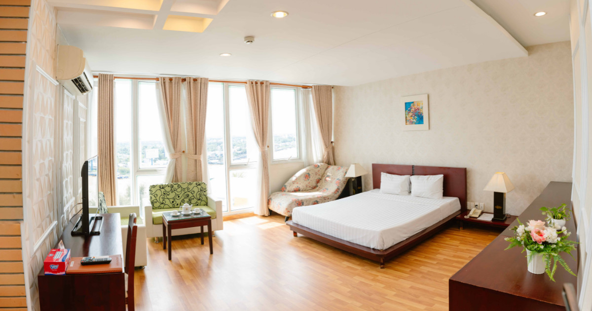 Khách sạn Kim Thơ hiện ra với 12 tầng lầu, 51 phòng hiện đại, có view đẹp nhìn ra thành phố