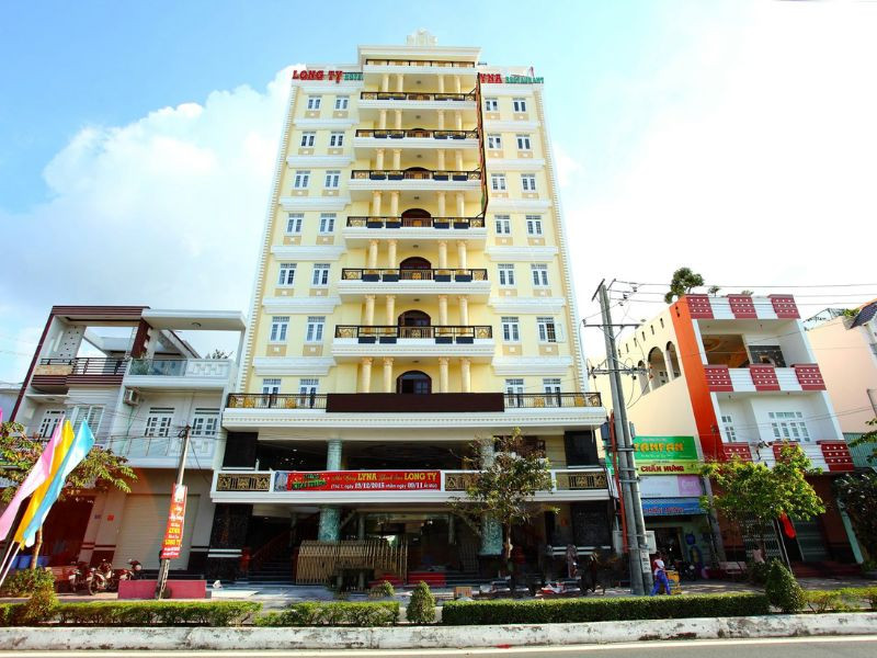 Khách sạn Long Tỷ trên đường Trần Hưng Đạo, một trong những khách sạn 3 sao Cà Mau được yêu thích