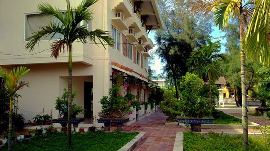 Khách sạn Sao Mai Thiên Cầm với kiến trúc hiện đại nhìn từ bên ngoài