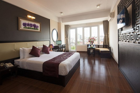 Khách sạn Serene Palace Huế phòng ngủ ấm cúng sàn gỗ