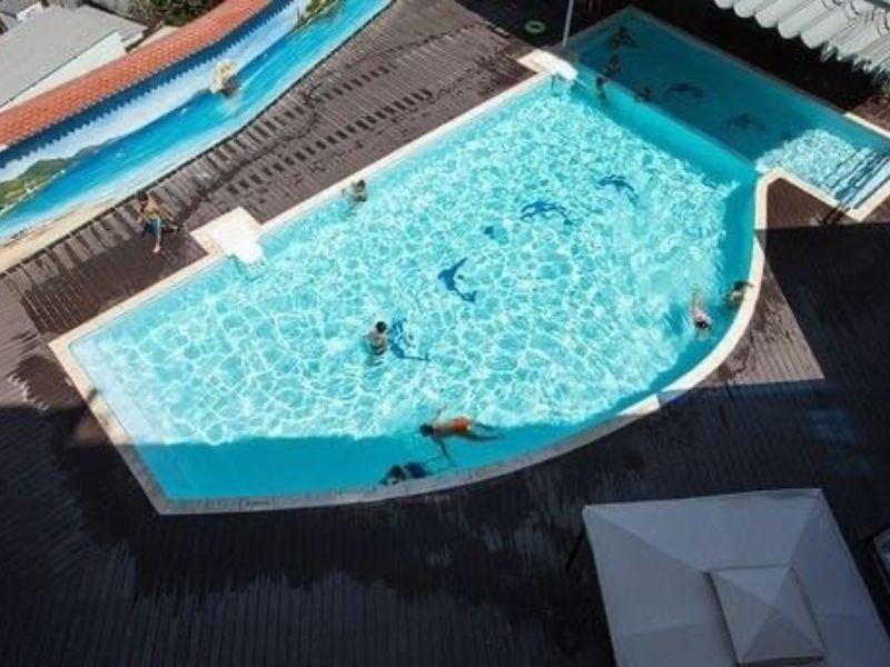 Khách và gia đình thư giãn tại hồ bơi ngoài trời của Ánh Nguyệt Hotel, một tiện ích phổ biến tại khách sạn 3 sao Cà Mau