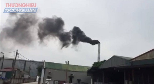 Khói đen nghi ngút từ ống khói nhà máy Công ty TNHH Lương thực Hà Việt, biểu hiện ô nhiễm môi trường