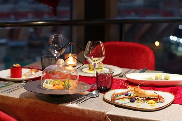 Không gian bể bơi trên sân thượng tại Mercure Hải Phòng với view đẹp