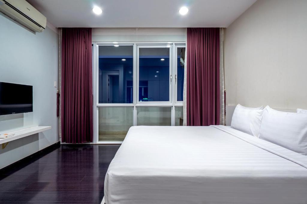 Không gian làm việc và khu vực tiếp khách trong Executive Suite của Khách sạn Becamex Thành phố Mới Bình Dương