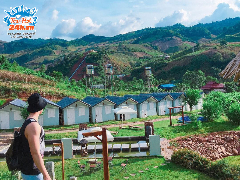 Không gian nghỉ dưỡng tại homestay với tầm nhìn ra Vườn hoa Happy Land Mộc Châu