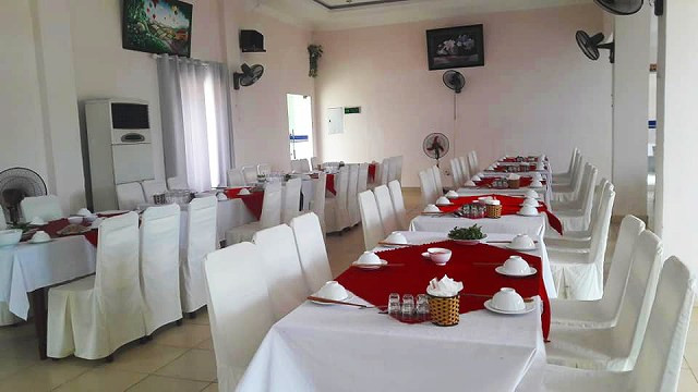 Không gian nhà hàng của Khách sạn công đoàn nam định với bàn ghế sạch sẽ và ánh sáng tự nhiên