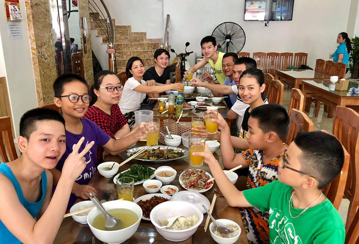 Không gian nhà hàng sang trọng tại Khách sạn Huy Anh Sầm Sơn, sẵn sàng phục vụ du khách