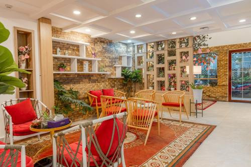 Không gian nhà hàng sang trọng tại Sweet Lavender Hotel, phục vụ đa dạng món ăn cho khách sạn 3 sao tại Đà Lạt
