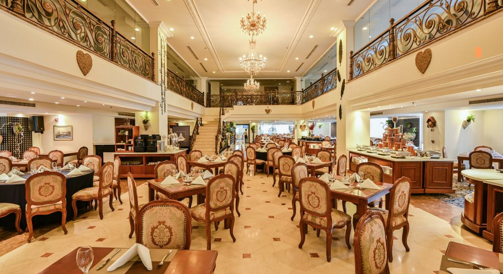 Không gian nhà hàng sang trọng với ẩm thực đa dạng tại Grand Sài Gòn, một tiện ích đẳng cấp của khách sạn 5 sao ở Sài Gòn.
