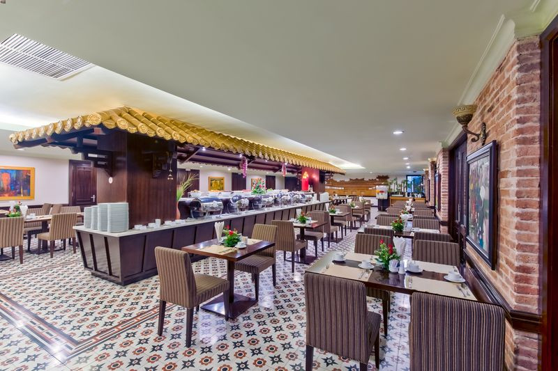 Không gian nhà hàng sang trọng với đa dạng ẩm thực tại Mường Thanh Holiday Huế