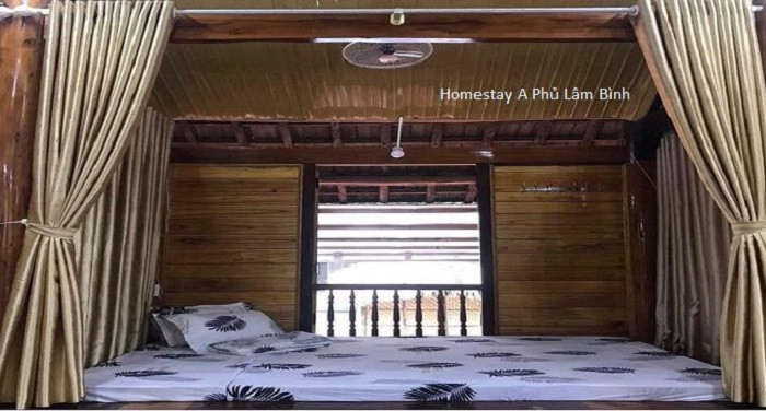 Không gian nội thất ấm cúng và truyền thống bên trong Homestay A Phủ