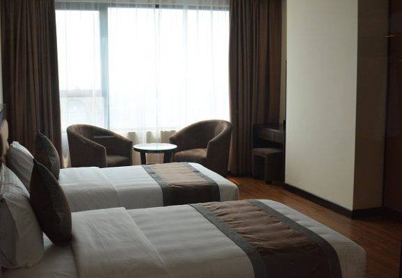 Không gian phòng đôi rộng rãi tại Khách sạn Vĩnh Thành Cửa Lò, với hai giường lớn và tiện nghi đầy đủ