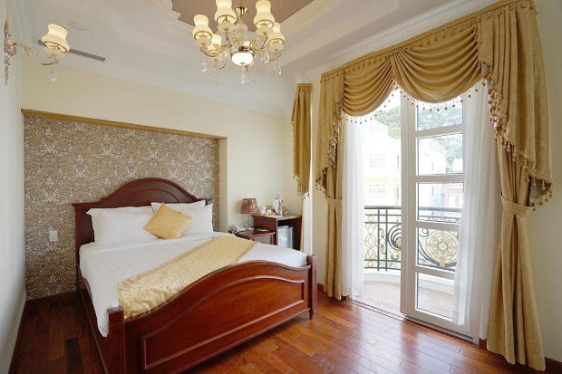 Không gian phòng ngủ lãng mạn với ban công riêng tư tại Dream Luxury Hotel Bùi Thị Xuân