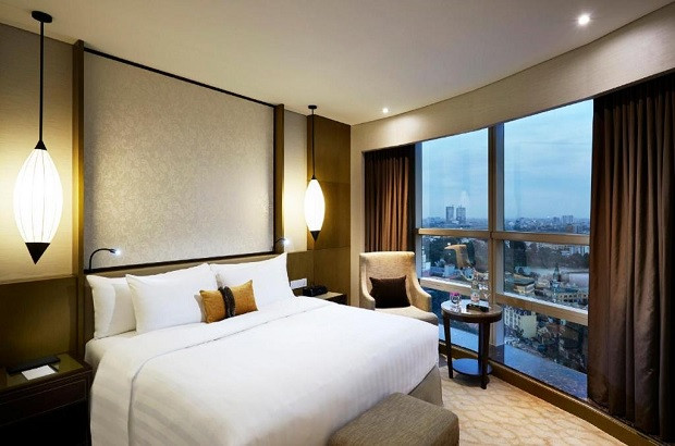 Không gian phòng ngủ sang trọng với view thành phố lung linh
