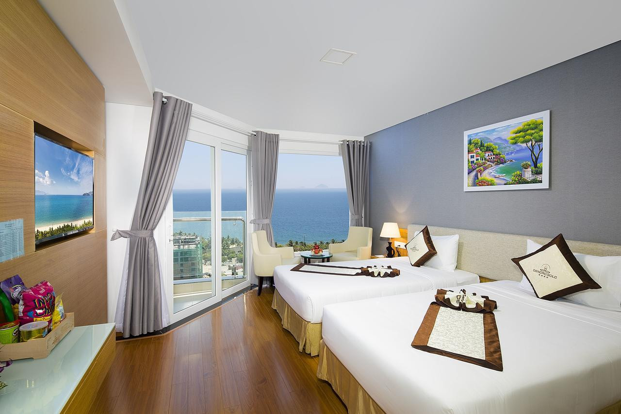 Không gian phòng Senior Ocean View With Balcony tại Khách sạn Dendro Gold Nha Trang
