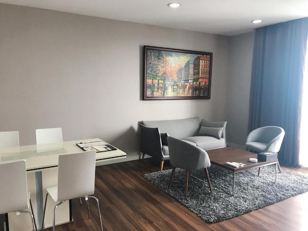 Không gian Premier Suite sang trọng với cửa sổ lớn nhìn ra hồ bơi tại Khách sạn Becamex Thành phố Mới Bình Dương
