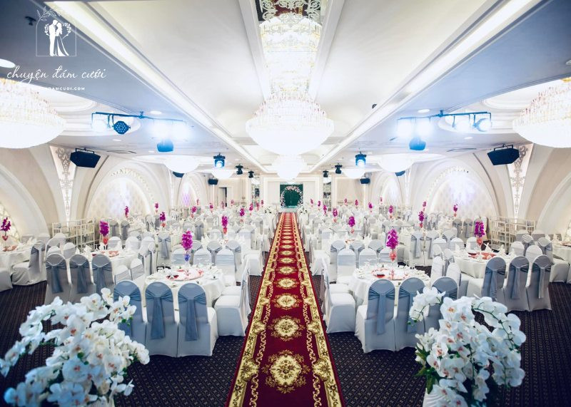 Không gian sảnh tiệc tại Western Palace với hệ thống ánh sáng hiện đại