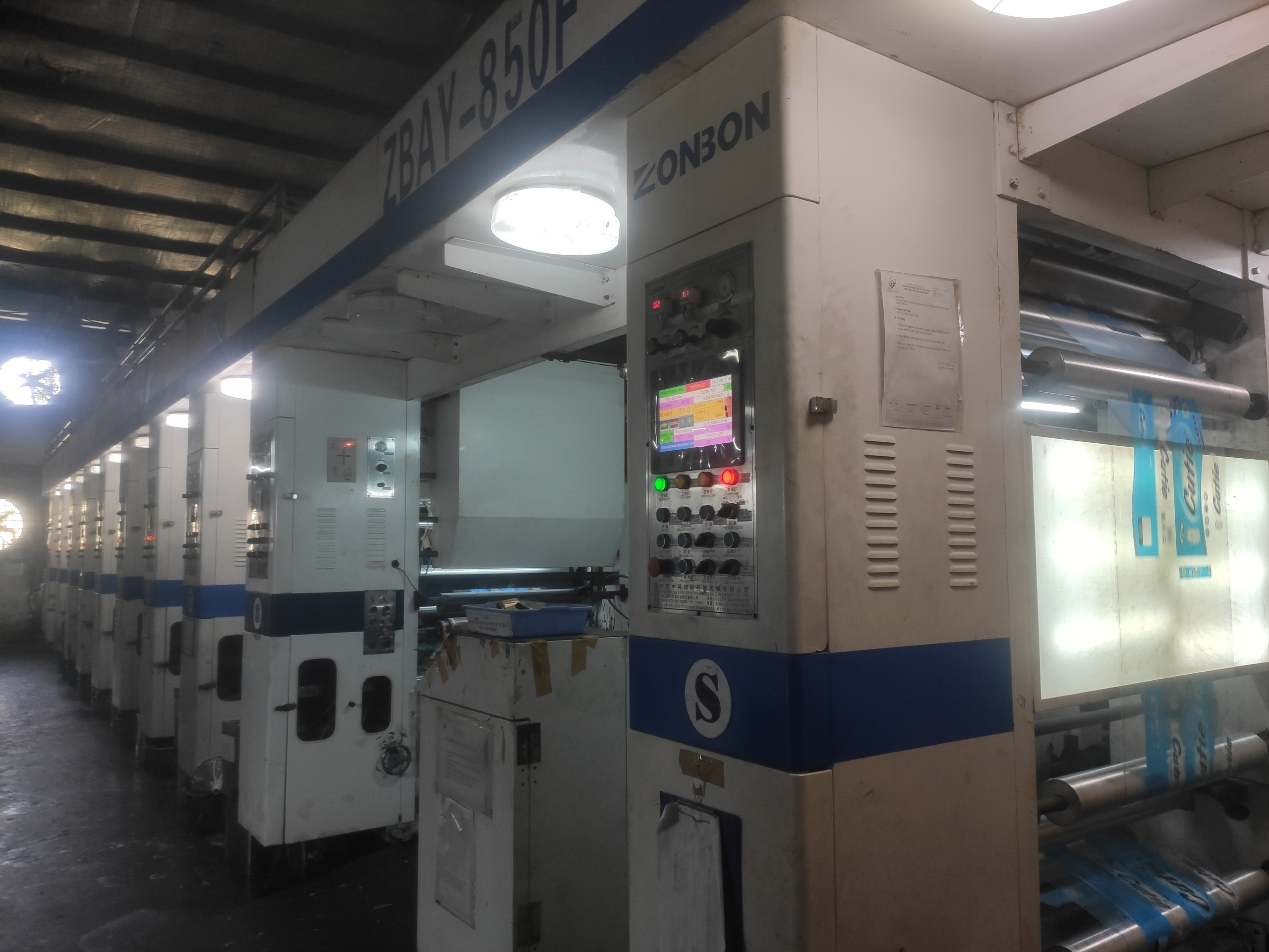 Dây chuyền sản xuất bao bì phức hợp tại công ty bao bì, hỗ trợ CÔNG TY TNHH HOSSACK VIỆT NAM TUYỂN DỤNG nhân sự vận hành.