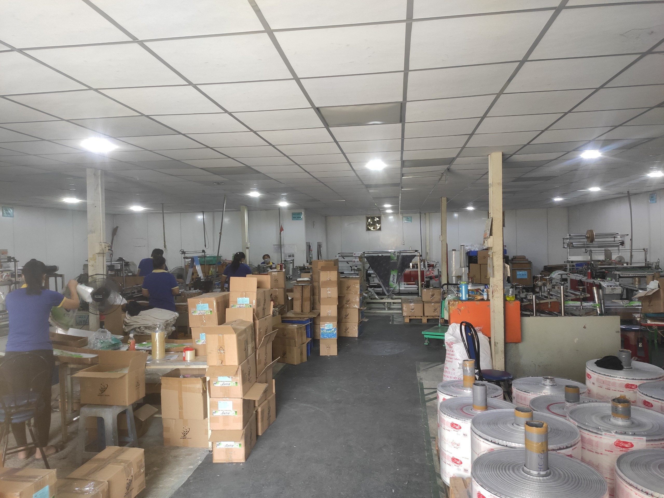 Hình ảnh kho thành phẩm bao bì hiện đại, minh họa năng lực sản xuất mà CÔNG TY TNHH HOSSACK VIỆT NAM TUYỂN DỤNG tìm kiếm.