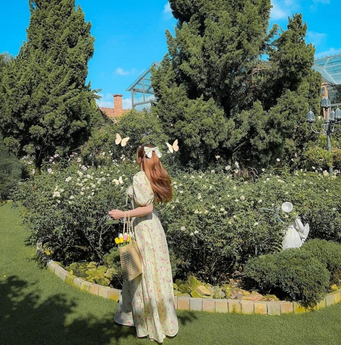 Khu nhà kính công nghệ cao tại Vũ Garden cho phép trồng các loài hoa ôn đới, bổ sung vẻ đẹp của vườn hoa hồng đẹp nhất Việt Nam
