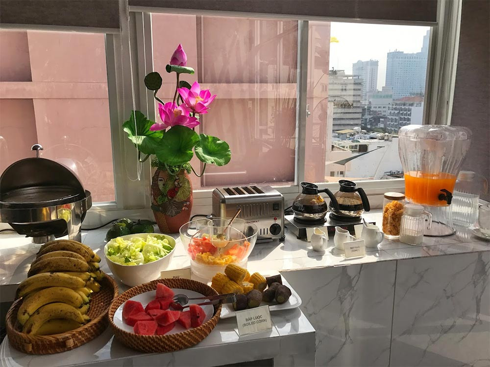Khu vực ăn sáng tại Ace Hotel Ben Thanh với các món ăn tự chọn đa dạng, bàn ghế sạch sẽ và không gian thoáng đãng, nơi khách có thể thưởng thức bữa sáng miễn phí tại khách sạn 3 sao quận 1 Ace Hotel Ben Thanh