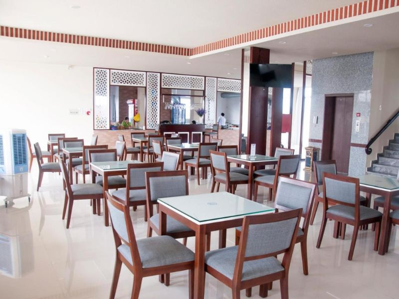 Khu vực ăn uống tại Ozon Hotel, thể hiện sự thoải mái và tiện nghi của khách sạn 3 sao Cà Mau
