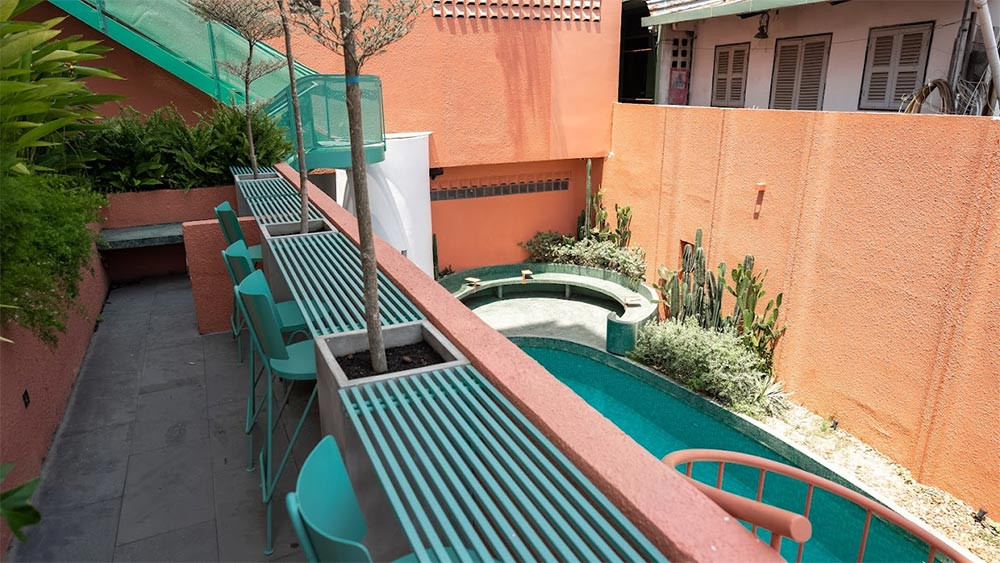 Khu vực bể bơi của La Memoria Hotel, với thiết kế hiện đại, ghế dài thư giãn và cây xanh xung quanh, tạo nên một ốc đảo yên bình giữa lòng thành phố tại khách sạn 3 sao quận 1 La Memoria Hotel