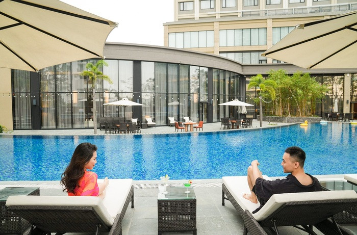 Khu vực bể bơi ngoài trời tại Hotel Nikko Hai Phong, nơi vui chơi và thư giãn lý tưởng cho gia đình