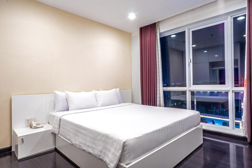 Khu vực bếp và bàn ăn riêng biệt, tiện nghi trong Premier Suite