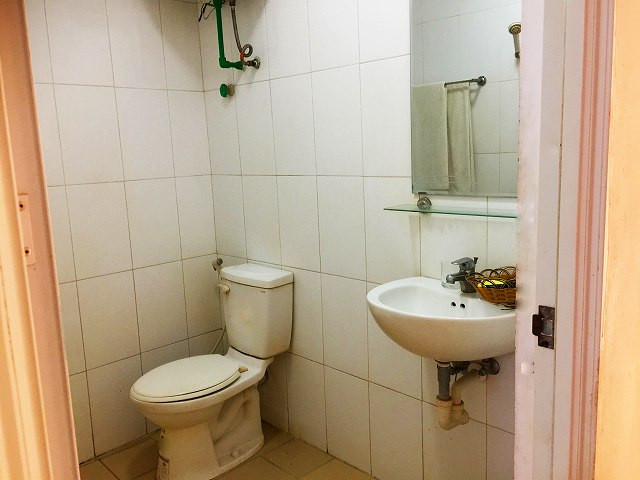 Khu vực bồn rửa mặt và gương trong phòng tắm của Khách sạn công đoàn nam định