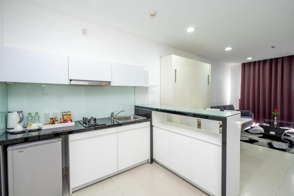 Khu vực minibar và tiện nghi khác trong Junior Suite khách sạn Becamex Thành phố Mới Bình Dương