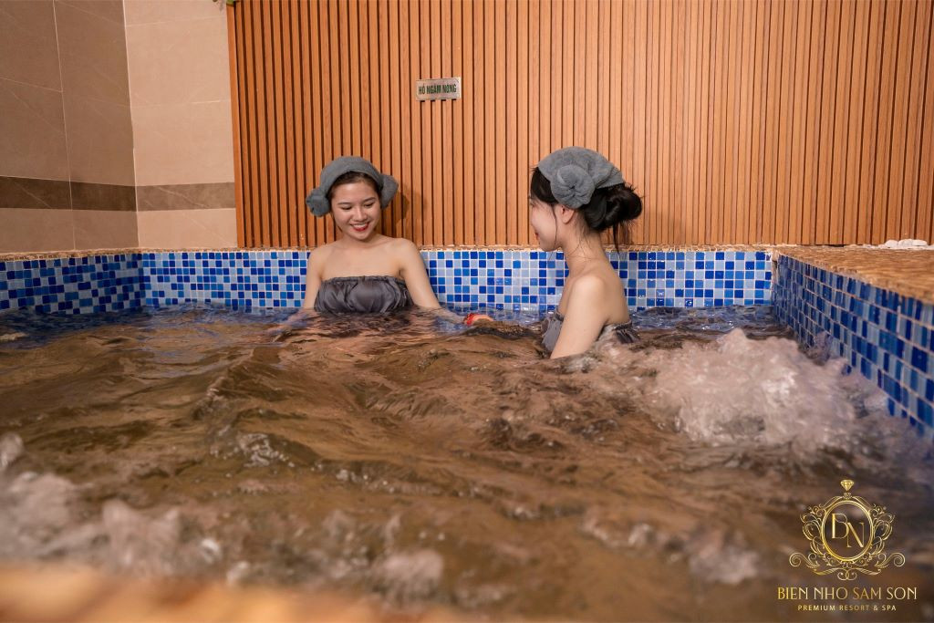 Khu vực quầy bar bên bể bơi tại Khách sạn Biển Nhớ Sầm Sơn, nơi du khách có thể thư giãn và thưởng thức đồ uống