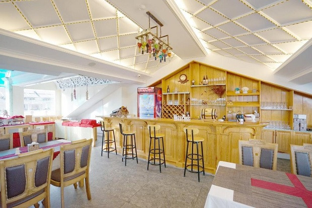 Khu vực quầy bar và nhà hàng độc đáo tại Dream Luxury Hotel Bùi Thị Xuân Đà Lạt