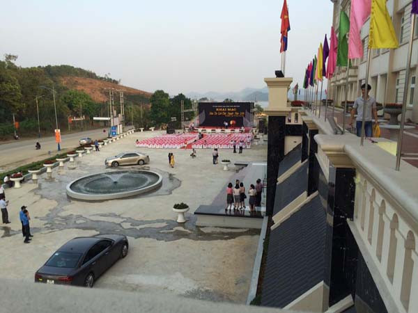 Khu vực sân rộng rãi của khách sạn Hồ Núi Cốc Plaza, thích hợp cho các hoạt động ngoài trời hoặc thư giãn.