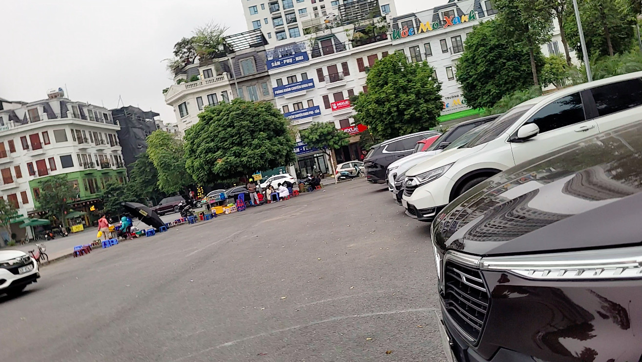 Khu vực vui chơi của trẻ em trong Vườn hoa Long Biên Hà Nội bị chiếm dụng làm nơi đỗ xe