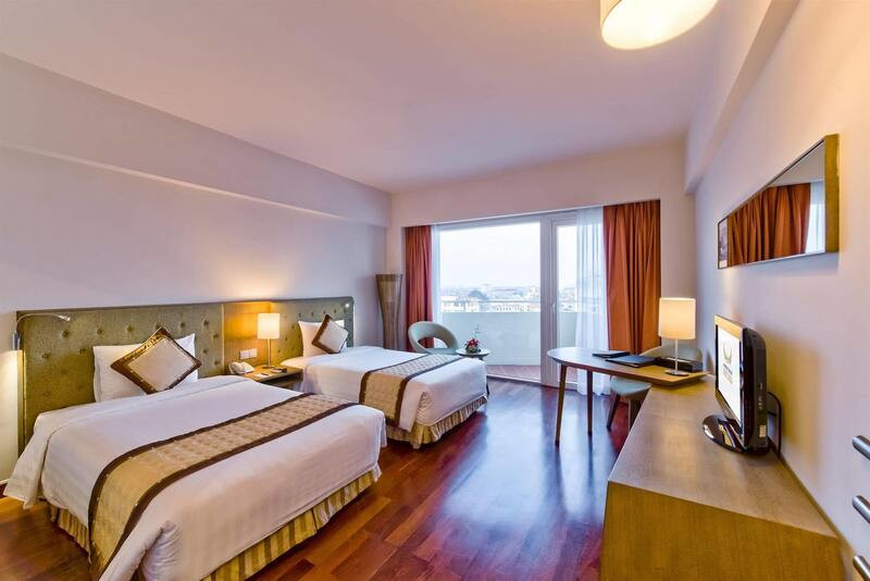 Khung cảnh bên ngoài của Mường Thanh Holiday Huế với kiến trúc hiện đại