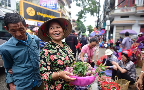 Khung cảnh đồi mận tam hoa ra hoa trắng muốt vào đầu mùa xuân, một cảnh tượng đẹp mắt