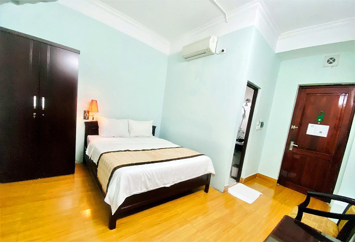 Khung cảnh đường phố gần Khách sạn Sao Mai 1A Tăng Bạt Hổ với nhiều lựa chọn ẩm thực