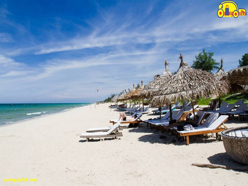 Khung cảnh đường phố Hội An về đêm rực rỡ đèn lồng, điểm nhấn cho các khách sạn 3 sao gần phố cổ.