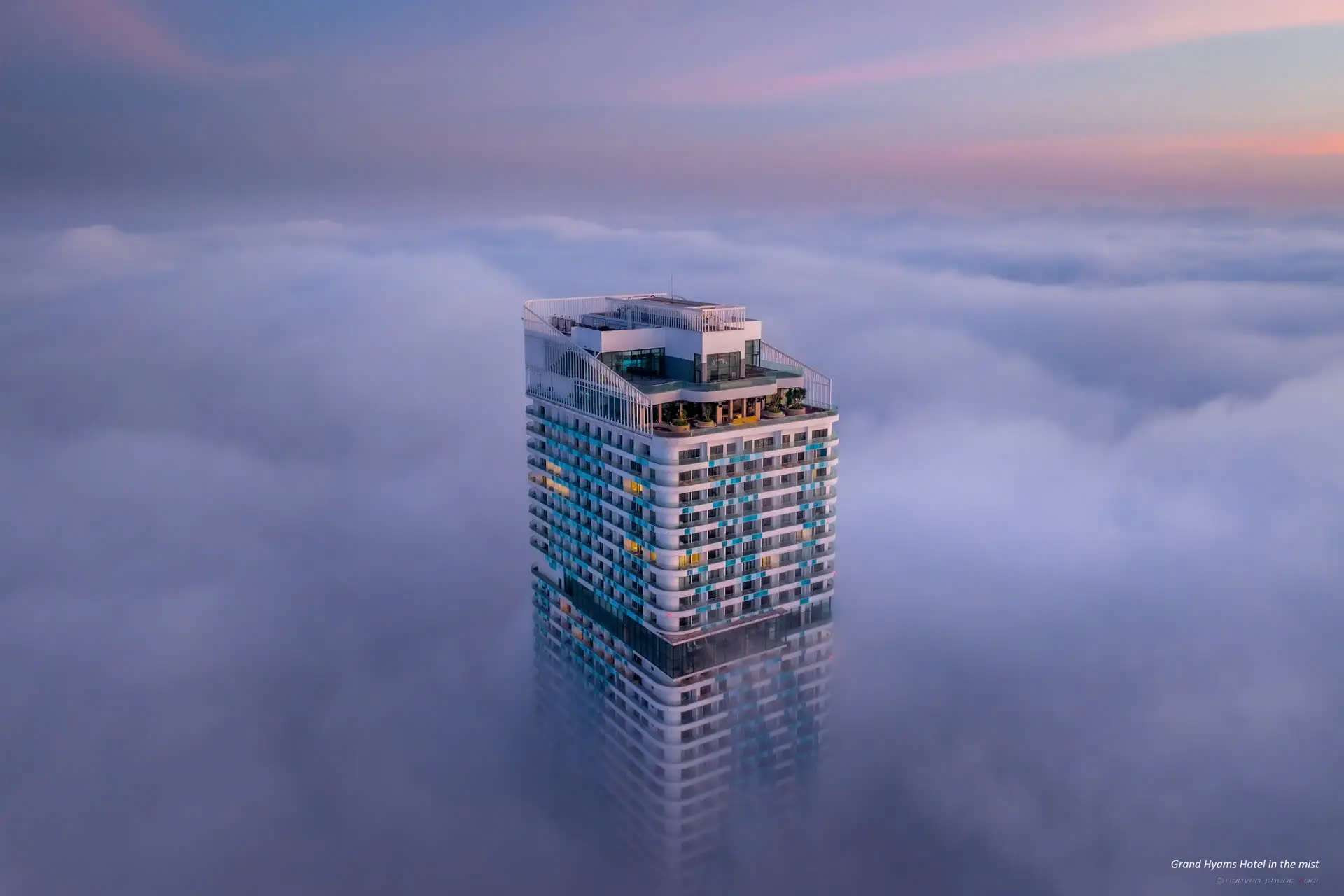 Khung cảnh hồ bơi vô cực trên cao của Grand Hyams Hotel Quy Nhơn Beach, hướng thẳng ra biển xanh ngát, mang đến trải nghiệm khách sạn Quy Nhơn gần biển sang trọng.