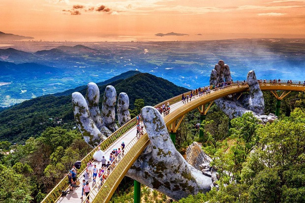 Khung cảnh phố biển Đà Nẵng nhộn nhịp, thời điểm lý tưởng để tận dụng combo vé máy bay và khách sạn