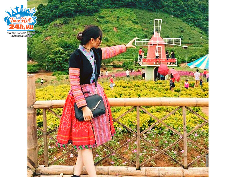 Khung cảnh rộng lớn của Vườn hoa Happy Land Mộc Châu với núi đồi và các khu vực check-in