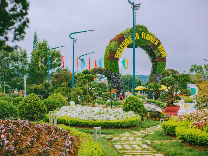 Khung cảnh toàn diện Vườn Hoa Thành phố Đà Lạt với những luống hoa rực rỡ và kiến trúc cảnh quan ấn tượng, là điểm nhấn trong allintitle:Review vườn hoa đà lạt